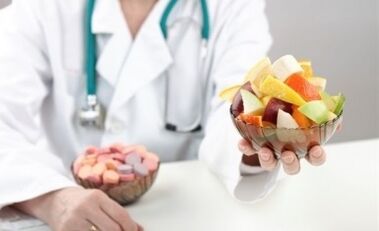 Voedingsdeskundige met fruitsalade