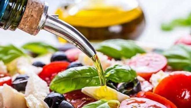 groentesalade met plantaardige olie Mediterraan dieetgerecht