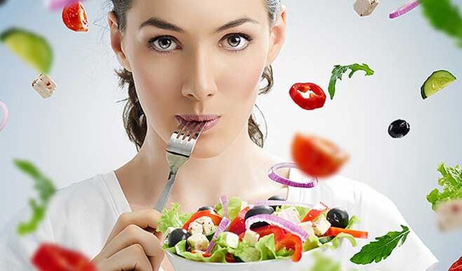 vrouw met salade op mediterraan dieet